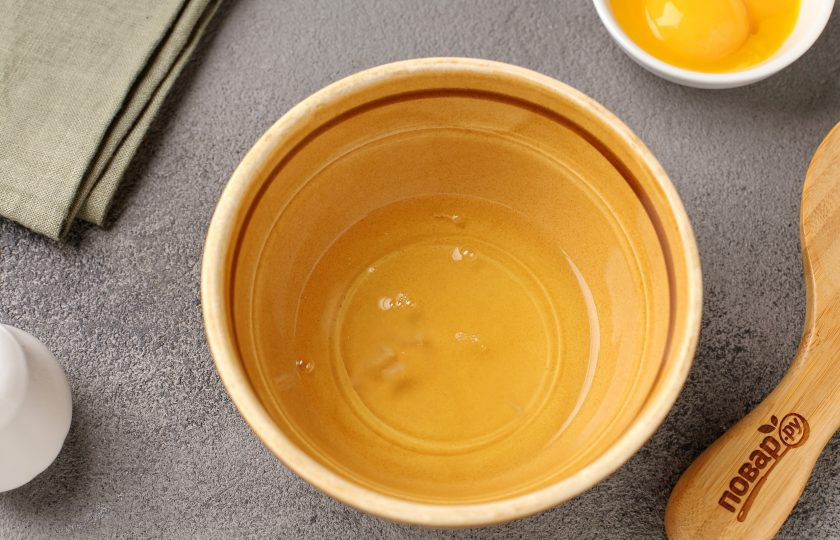 1. Этап. Белковый омлет на пару: Отделите белки от желтков.