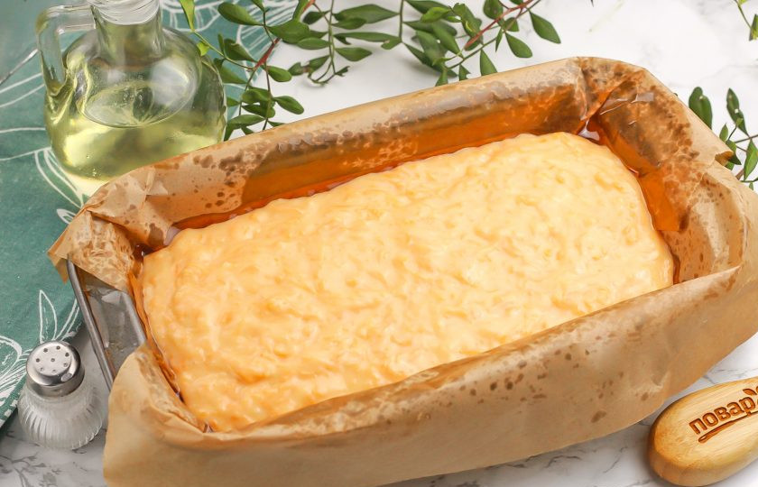 1. Этап. Морковный кекс с медом: Застелите форму пергаментной бумагой и сбрызните ее растительным маслом. Выложите приготовленное тесто в форму. Разогрейте духовку до 200 градусов и поместите форму на средний ярус.