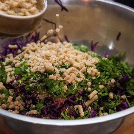 1. Stage. Georgian red cabbage salad: Add chopped cilantro, minced garlic, nuts minced through a meat grinder. Salt to taste, mix.