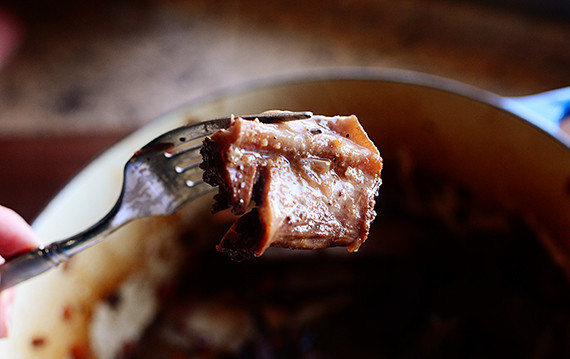 1. Этап. Сэндвичи с ребрышками: Готовые ребрышки разберите на кусочки.