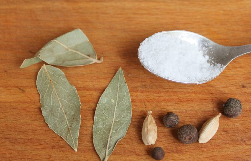 1. Этап. Бульон из говяжьего языка: Для аромата добавляем душистый перец, кардамон и лавровый лист.