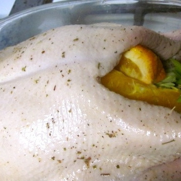 1. Этап. Утка, запеченная с апельсинами: Замаринованную утку достаем из маринада, начиняем черешками сельдерея и четвертинками апельсина, кладем в слегка смазанную маслом форму для запекания.