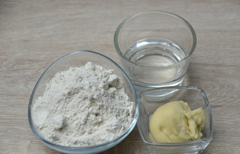 1. Этап. Ржаной заварной хлеб на закваске: Для приготовления (освежения) закваски приготовьте 50 мл. воды, 80 грамм ржаной муки и 30 грамм стартера (закваски).