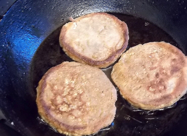 1. Этап. Черемуховые сырники: Переверните сырники и обжарьте до готовности.