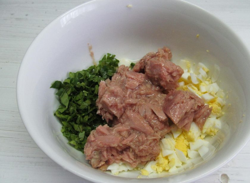 1. Этап. Пирожки из заварного теста с тунцом: Добавьте тунец без жидкости.