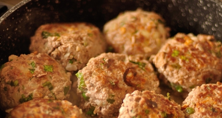 1. Этап. Тефтели с начинкой: Затем необходимо в глубокой сковороде разогреть оливковое масло (2 столовые ложки) и обжарить на нем тефтели со всех сторон до румяной корочки. Накрываем сковороду крышкой и выключаем огонь.