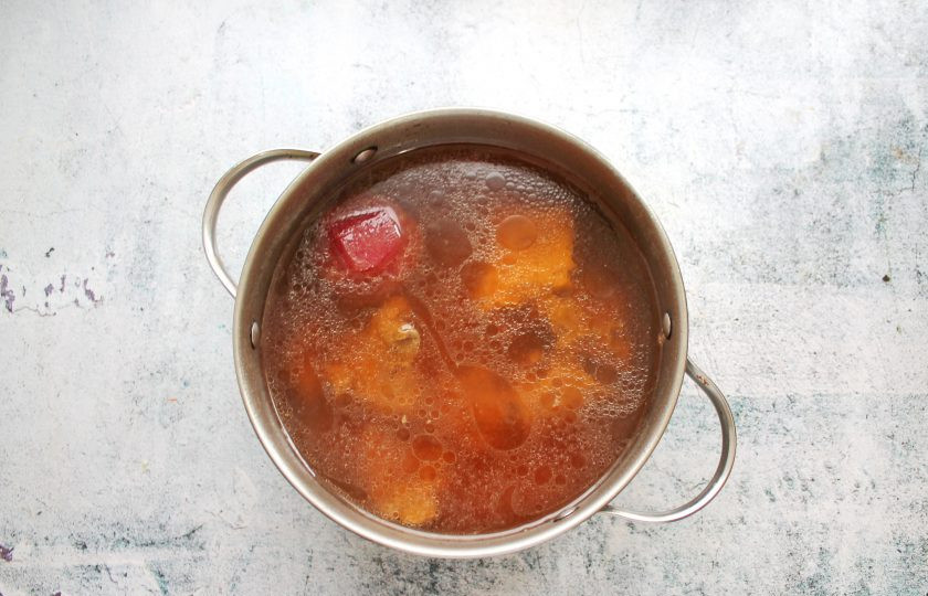 1. Этап. Борщ из оленины: Оленину небольшими кусками промойте и выложите в кастрюлю. Одну свеклу почистите и целиком добавьте к мясу. Налейте холодную воду, немного посолите и доведите до кипения на среднем огне. Убавьте огонь, и варите в течение 1-2 часов, снимая пену, прикрыв крышкой.