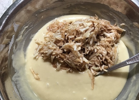 1. Этап. Яблочный кекс с шоколадом: Добавляем яблоки к тесту и перемешиваем.