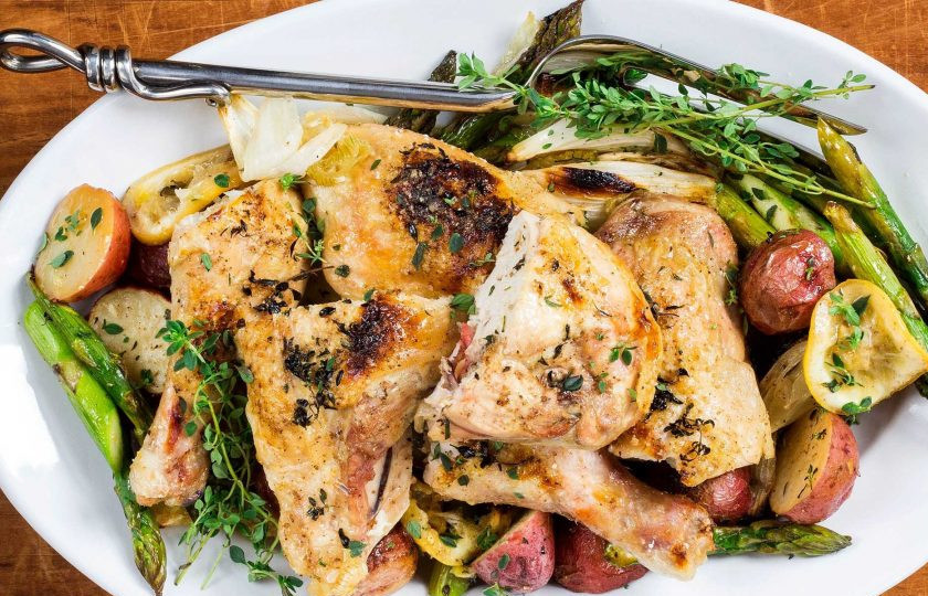 1. Этап. Картошка с курицей в духовке: После приготовления рекомендую накрыть форму фольгой плотно и дать блюду постоять минут 20. Затем можно подавать к столу.