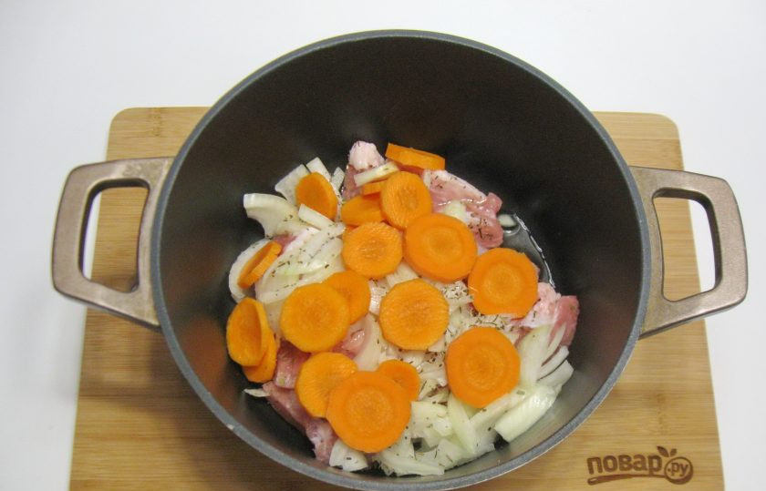 1. Этап. Басма в казане: Морковь очистите, помойте и нарежьте кружками.