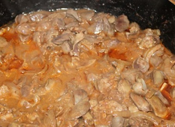 1. Этап. Жаркое из куриных потрохов: Добавьте вино, протушите пару минут, затем положите томатную пасту, долейте кипяченой воды и тушите на слабом огне под крышкой 35-40 минут.