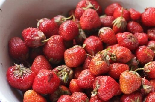 1. Этап. Варенье из клубники без закатки: 1. Ягоды можно брать любые по размеру и степени зрелости.