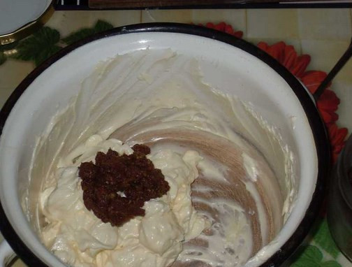 1. Этап. Торт на 30 лет: Можно еще сделать пралиновый крем: добавьте к маслу с сахаром или сгущенкой пралиновой массы и взбейте.