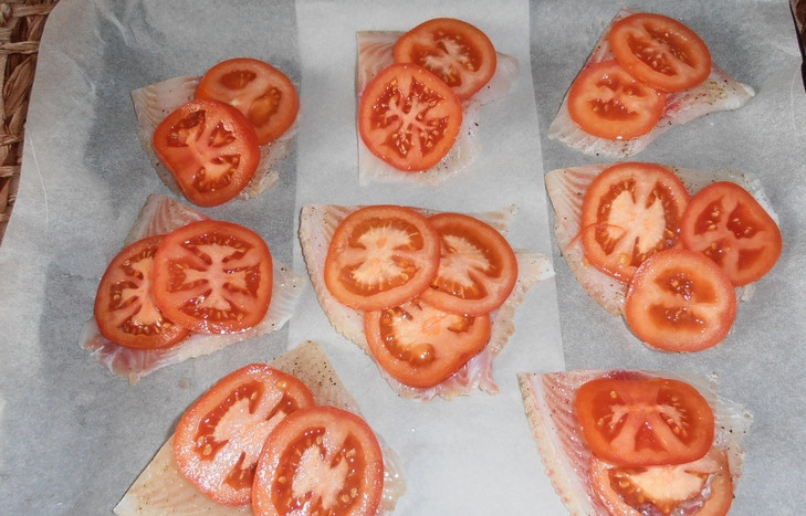 1. Этап. Тилапия в духовке с сыром: Сверху распределяем томаты.