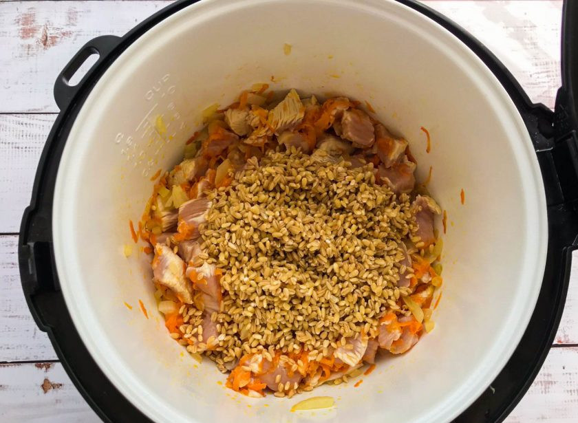 1. Этап. Перловка с индейкой в мультиварке: Перловку хорошо промойте, выложите к индейке с овощами.