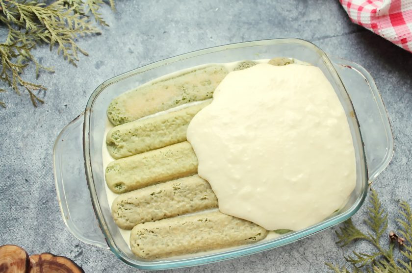 1. Этап. Тирамису с чаем матча: Выложите еще один еще один слой савоярди в чае матча. Сверху разровняйте оставшийся крем.