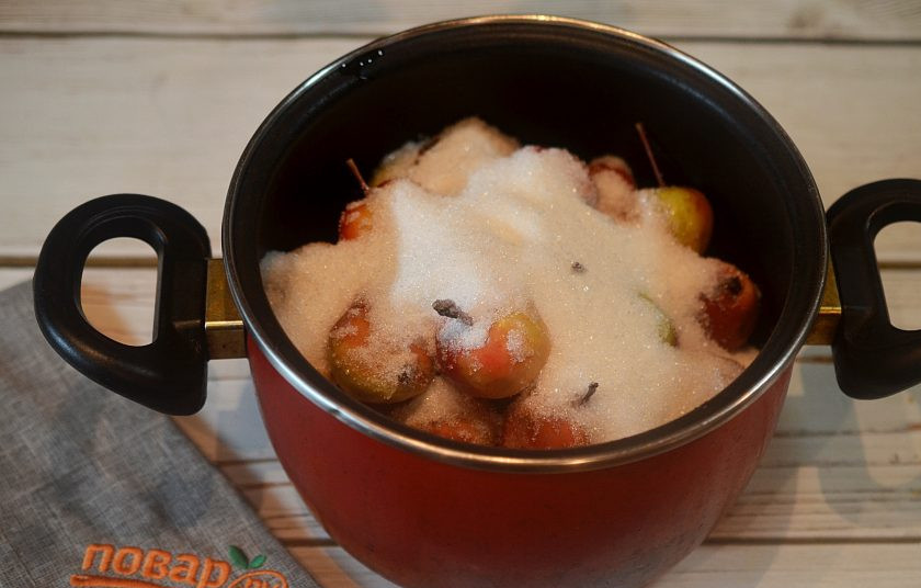 1. Этап. Варенье из золотой китайки: 2. Положите в кастрюлю, всыпьте сахар, ванильный сахар и корицу. Оставьте на 3-4 часа, чтобы яблоки пустили сок.