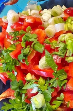 1. Этап. Салат с морковью и коктейльными томатами: Мелко нарезаем любимую зелень и отправляем к овощам