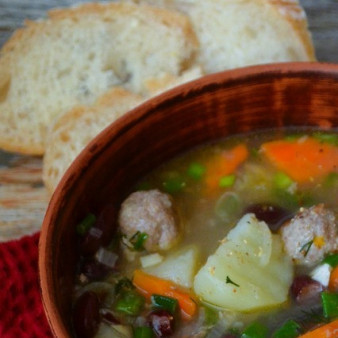 Рагу с фасолью и фрикадельками