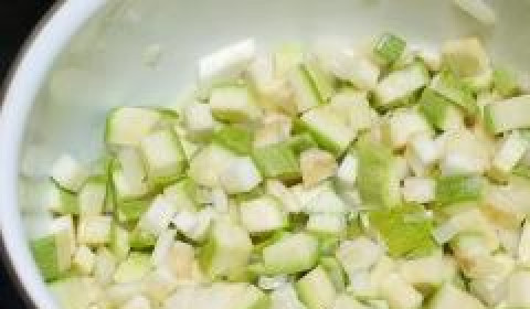 1. Этап. Суп из кабачков: Добавляем кабачки и сельдерей, обжариваем на небольшом огне еще 5-7 минут, активно помешивая.