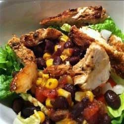 1. Stage. Fiesta Chicken Salad: Tear the salad by hand, chop the tomato and mix all the ingredients.