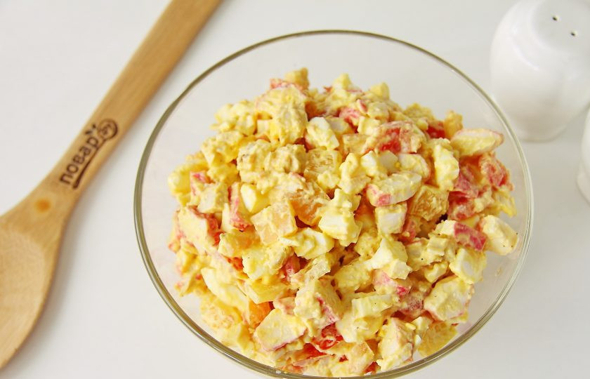 1. Этап. Салат Коралл: Заправьте салат майонезом, добавьте соль по вкусу, перец и все хорошо перемешайте. Салат 