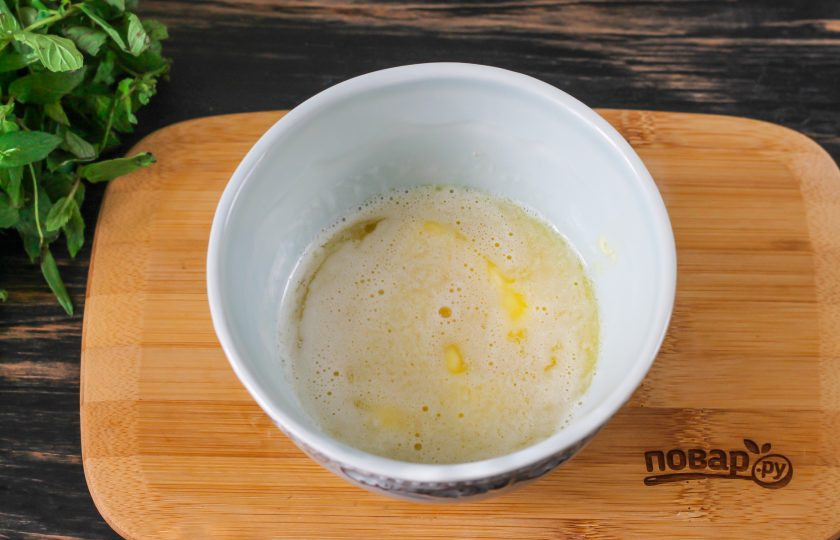 1. Этап. Икорное масло в домашних условиях: Сливочное масло переместите в глубокую емкость: пиалу или миску. Поместите ее в микроволновку на 1 минуту, накрыв специальной крышкой. Растопите масло, используя всю мощность техники, но не до кипения. Извлеките и дайте остыть до комнатной температуры.