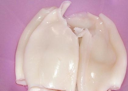 1. Этап. Салат из кальмаров и лука: 2. Тщательным образом избавьте кальмары от шкурки. Это можно сделать в теплой воде.