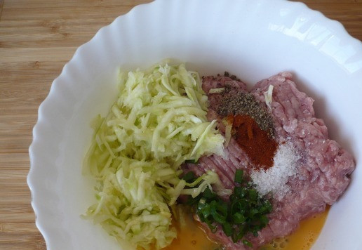 1. Этап. Бургеры в техасско-мексиканском стиле: Натрите кабачок на крупной тёрке. Отожмите как можно больше жидкости из натертого кабачка. Переложите в большую миску и смешайте с зелёным луком, фаршем из индейки, взбитым яйцом, кайенским перцем и солью до получения однородной массы.