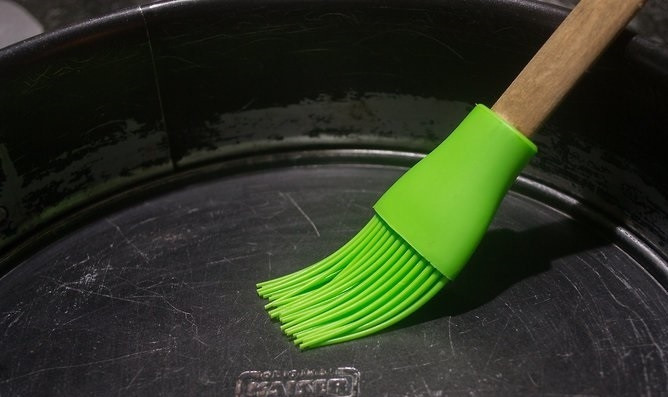 1. Этап. Очень простой и вкусный торт: 2. Жаропрочную форму смажьте маслом. Духовку разогрейте до 180 градусов.