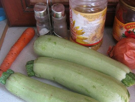 1. Этап. Икра кабачковая обжаренная: 1. Осенью любители кабачков стараются не только заготовить кабачковую икру на зиму, но и просто насладиться этой удивительной и полезной закуской. Особенно в осенний пост такая икра пользуется популярностью. Для приготовления этой закуски следуйте рецепту.