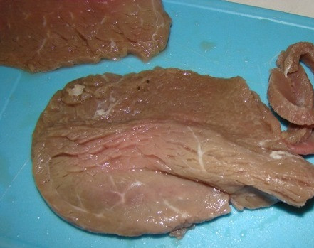 1. Этап. Говядина с сельдереем: Говядину нарезаем соломкой.