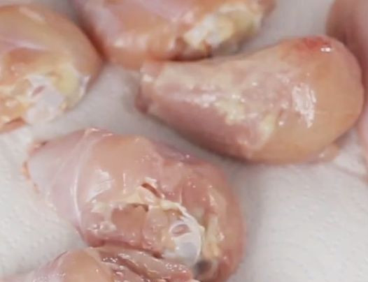 1. Этап. Рагу под соусом: 1. Для этого рагу нам понадобятся куриные ножки. Снимаем с них кожу и обрезаем кость. Затем отправляем наши ножки жариться на сковороде.