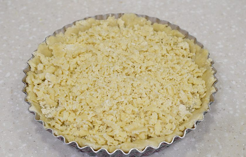 1. Этап. Песочный пирог Лимонник: Сверху натрите на терке меньшую часть теста.