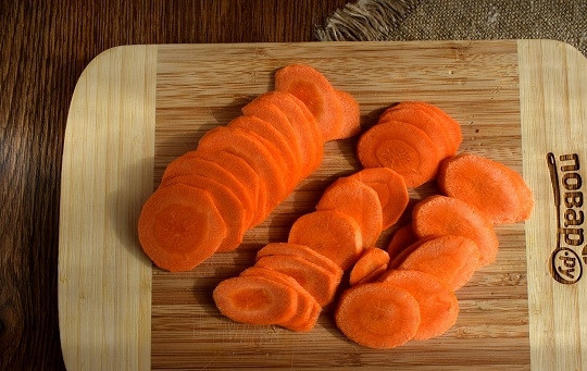 1. Этап. Гаджар Сабджи: Морковь очистите, нарежьте кружочками толщиной 3мм.