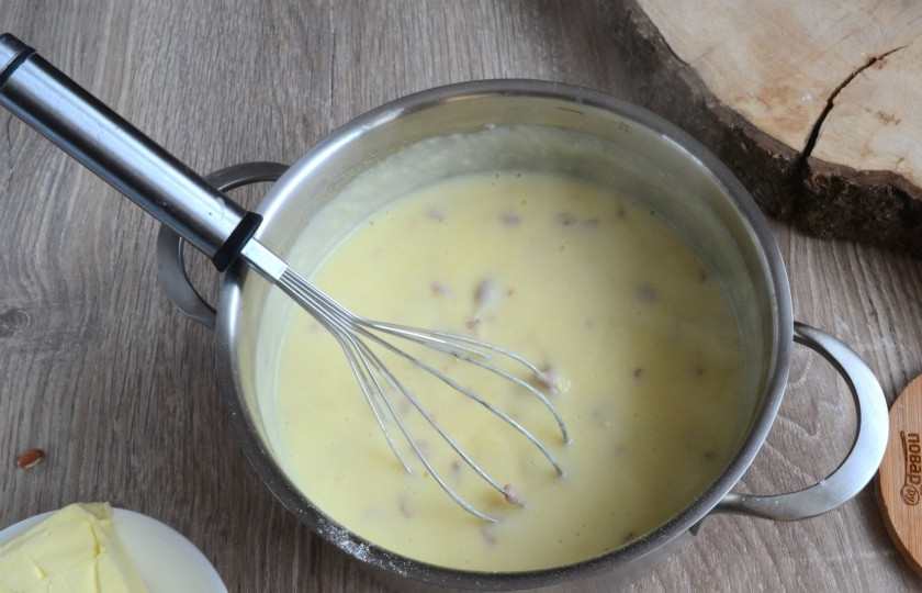 1. Этап. Торт Парижский коктейль: Когда масса загустеет, снимите ее с огня, добавьте в неё сливочное масло и арахис. Перемешайте.