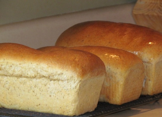 1. Этап. Тостовый хлеб: 9. Пока он еще тепленький, можно смазать верхушки сливочным маслом. Угощайтесь!