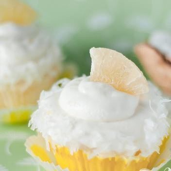 1. Этап. Капкейки Пина колада: 3. Украсить капкейки глазурью, кокосовой стружкой и кусочками сушеного ананаса.