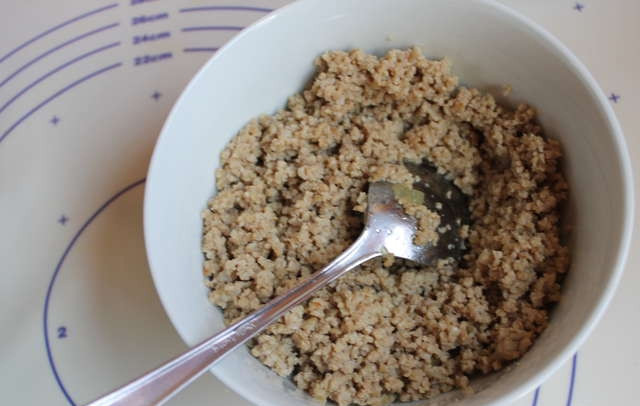 1. Этап. Тыквенные котлеты: Фарш обжариваем в сковородке вместе с рубленным луком до готовности. Добавляем соль по вкусу. Это будет отличная начинка для тыквенных котлет.