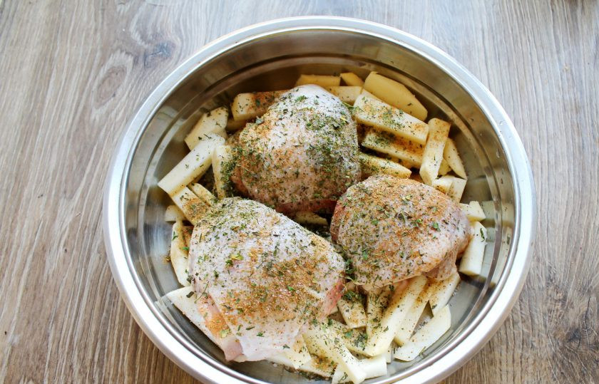 1. Этап. Репа с курицей в духовке: Добавьте к ним сушеную петрушку и посолите.