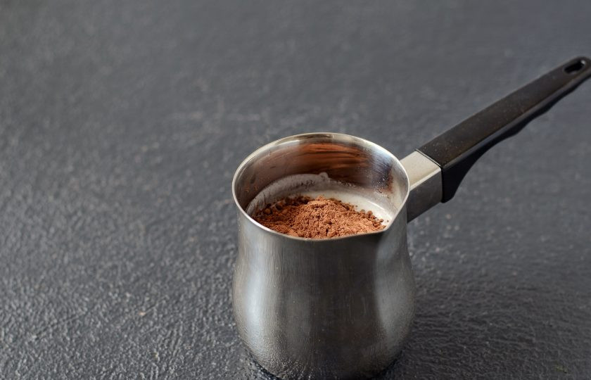 1. Этап. Какао на кокосовом молоке: Добавьте какао, ванильный сироп, специи и подсластитель. Варите какао 2-3 минуты.