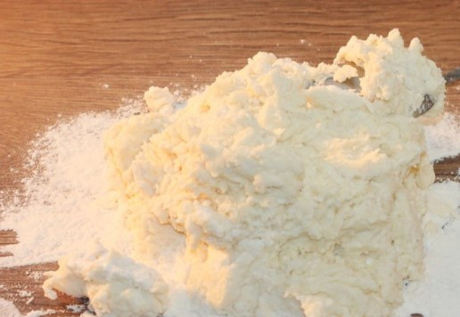 1. Этап. Творожное печенье с виноградом кишмиш: 5. Затем подпыляем столешницу мукой и продолжаем вымешивать тесто. Собираем тесто в ком и округляем. На тесто у меня ушло ровно 160 грамм муки.