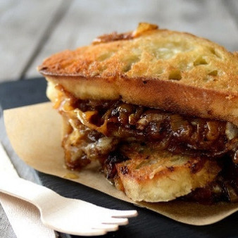 Сэндвич с карамелизированным луком