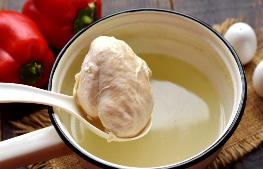 1. Этап. Жюльен в болгарском перце: Куриное филе сварите в подсоленной воде до готовности. Время варки примерно 20 минут после кипения. Вареное мясо остудите, лучше это сделать в бульоне, так оно останется сочным.