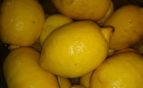 1. Этап. Лимонный джем с имбирем: 1. Помойте и очистите от шкурки лимоны.