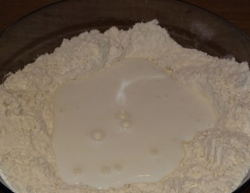 1. Этап. Свиха: Добавляем кефир и начинаем замешивать тесто.