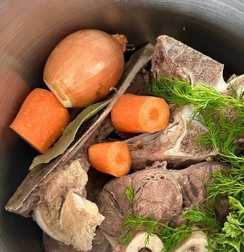 1. Этап. Борщ. Два пути: Мясо прополаскиваю холодной водой, кастрюлю промываю. К мясу отправляю луковку небольшую, не очищая ее от шелухи, морковку, «зеленый» букет, пол чайной ложки перцев разных, листик лавровый, да столовую «с верхом» смеси сушеных кореньев «для бульона».