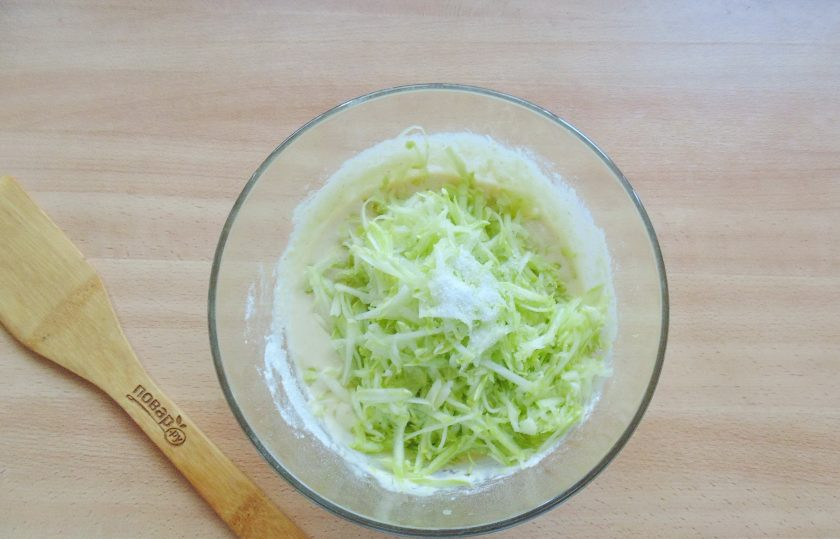 1. Этап. Оладьи для похудения: Кабачок натрите на терке и добавьте в тесто. Молодой кабачок можно не чистить. Всыпьте разрыхлитель.