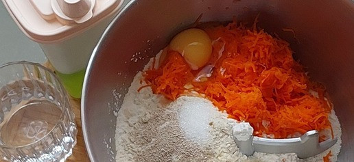 1. Этап. Морковные пироги с индейкой: Тесто я замешиваю в тестомесе. Все ингредиенты теста загружаю в чашу, добавляю воду и ставлю время замеса 5 минут.