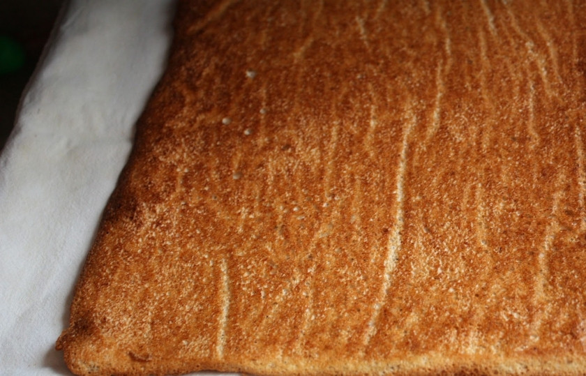 1. Этап. Пирожное Эстерхази: 1. Для приготовления теста фундук и миндаль измельчаем в муку, добавляем сахарную пудру, в отдельной миске взбиваем охлажденные белки и понемногу всыпаем сахар, затем очень аккуратно вводим муку, лопаткой вмешиваем ее. Готовое тесто выкладываем на противень с пергаментом и ставим в духовку при 180 градусах на 20 минут. Достаем корж, перекладываем его на другую поверхность, сразу убираем с пергамента. Остывшее тесто разрезаем на 6 полосок.